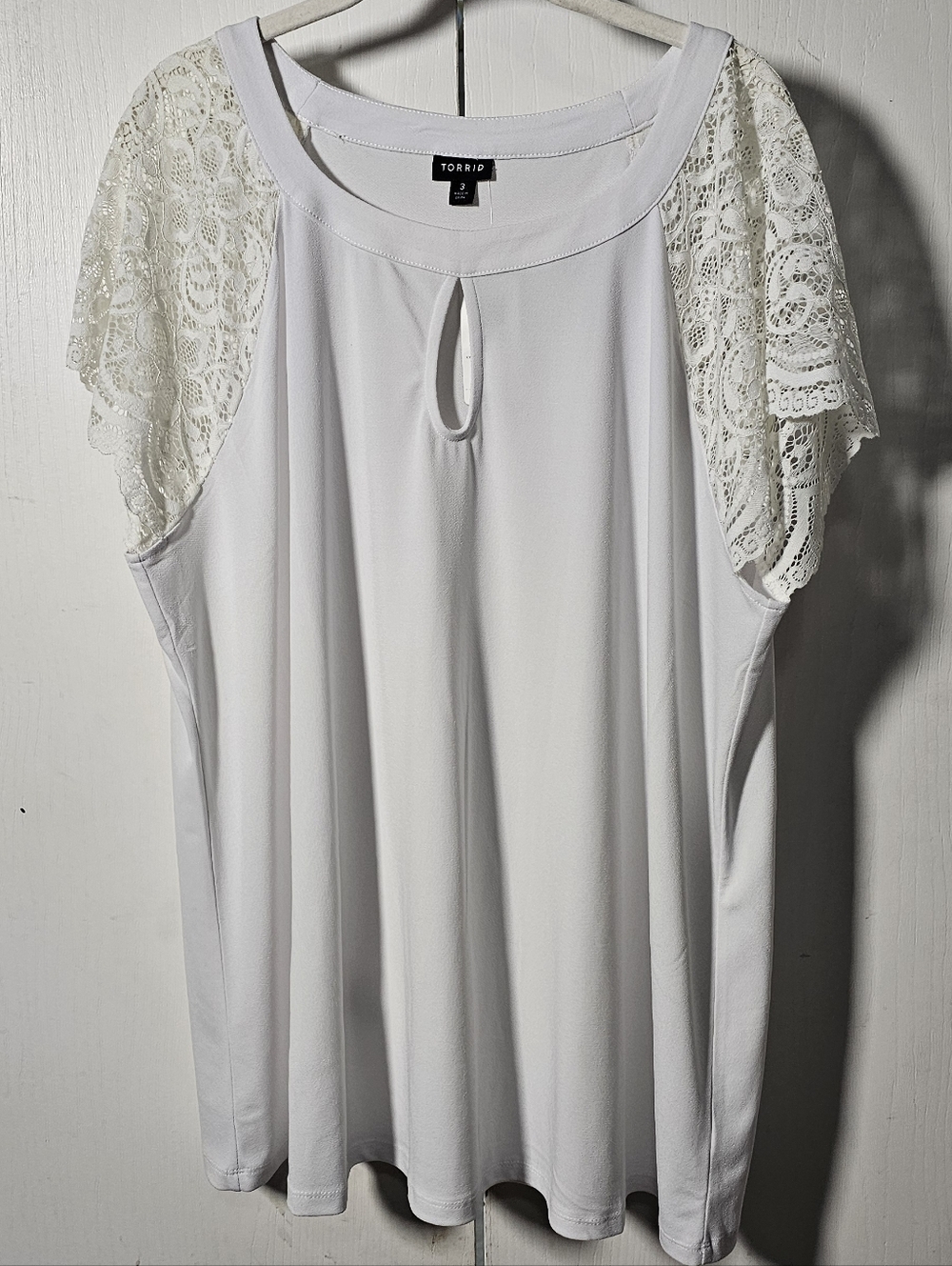 TORRID Size 3 NWT White Lace Sleeve Keyhole Top